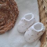 chaussons personnalisés pour bébés garçons et bébés filles, doublés en polaire, pour des petits pieds au chaud. Taille naissance. Idée cadeau de naissance personnalisé.