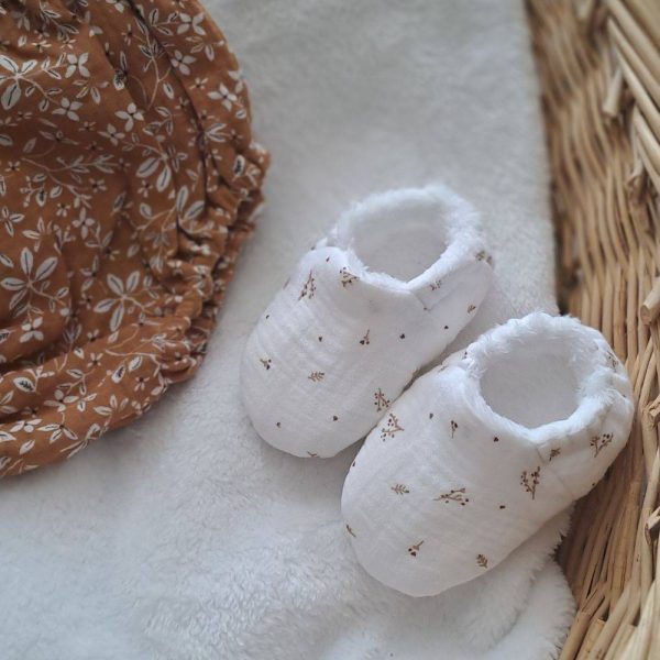 chaussons personnalisés pour bébés garçons et bébés filles, doublés en polaire, pour des petits pieds au chaud. Taille naissance. Idée cadeau de naissance personnalisé.