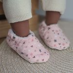 chaussons personnalisés pour bébés garçons et bébés filles, doublés en polaire, pour des petits pieds au chaud. Taille naissance. Idée cadeau de naissance personnalisé.