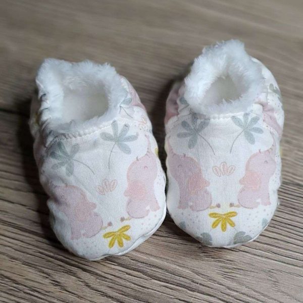 chaussons personnalisés pour bébés garçons et bébés filles, doublés en polaire, pour des petits pieds au chaud. Taille naissance. Idée cadeau de naissance personnalisé.