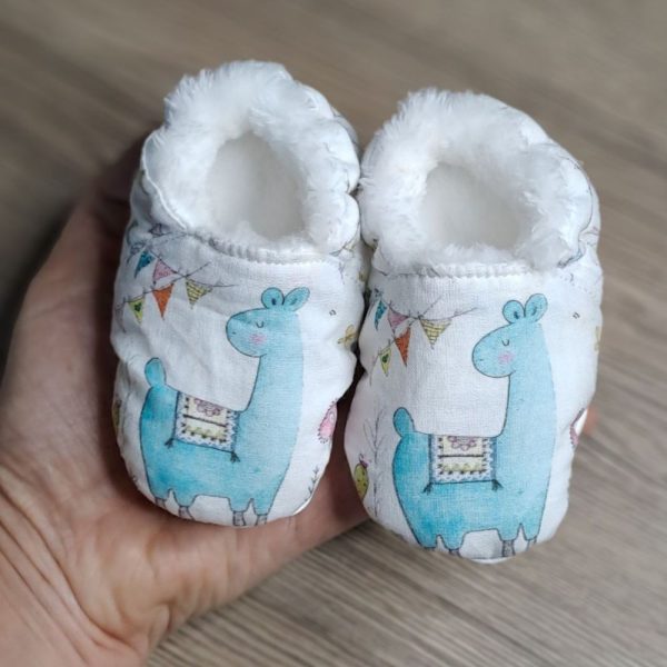 chaussons personnalisés pour bébés garçons et bébés filles, doublés en polaire, pour des petits pieds au chaud. Taille naissance. Idée cadeau de naissance personnalisé.