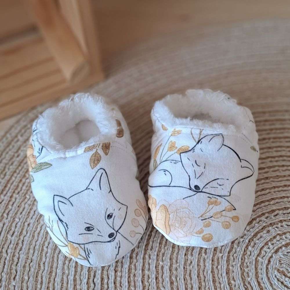 chaussons personnalisés pour bébés garçons et bébés filles, doublés en polaire, pour des petits pieds au chaud. Taille naissance. Idée cadeau de naissance personnalisé.