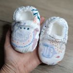 chaussons personnalisés pour bébés garçons et bébés filles, doublés en polaire, pour des petits pieds au chaud. Taille naissance. Idée cadeau de naissance personnalisé.