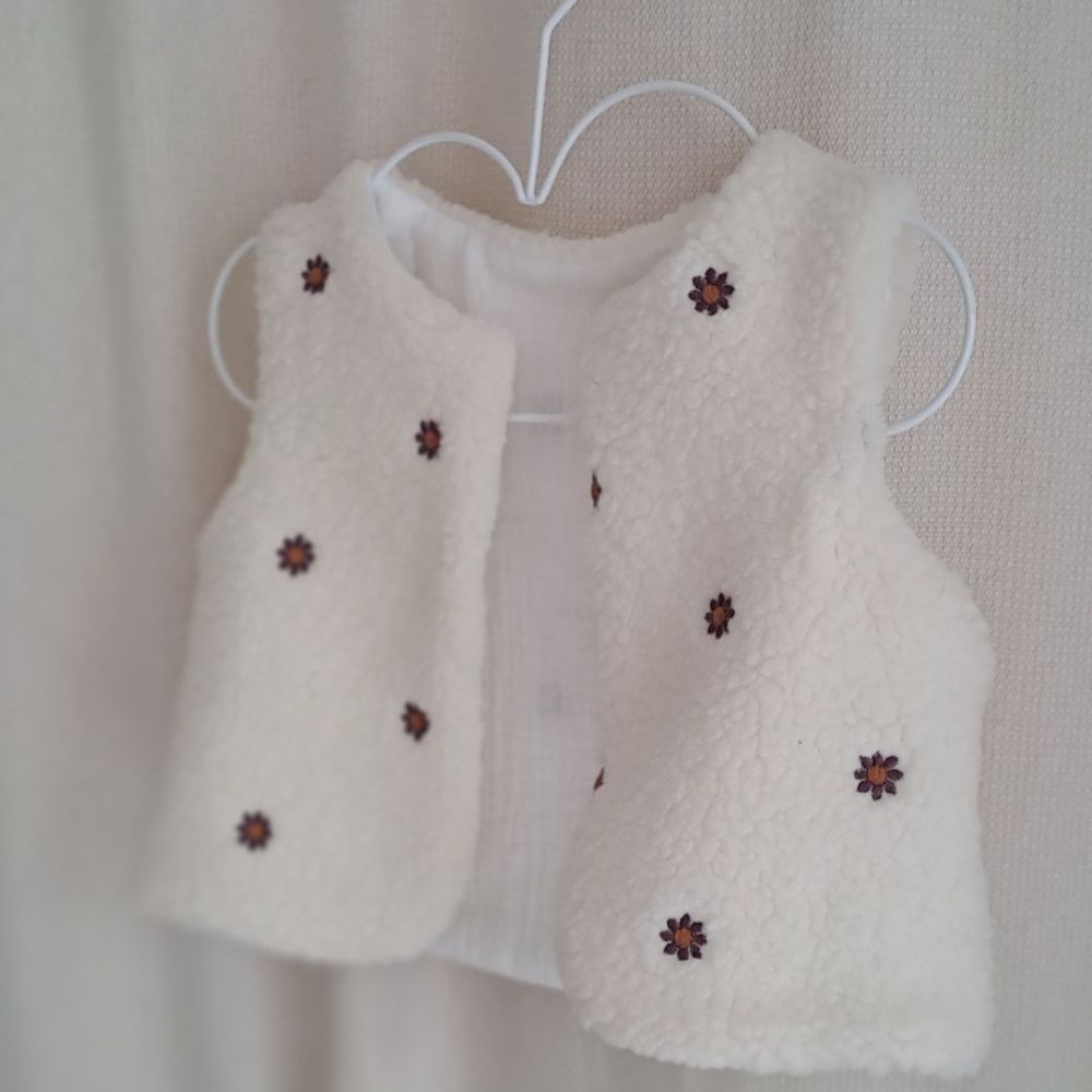 gilet sans manche bebe - gilet de berger en imitation fourrure de mouton aux fleurs brodées