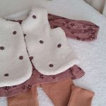 gilet sans manche bebe - gilet de berger en imitation fourrure de mouton aux fleurs brodées + blouse manche longue + legging bebe en jersey nid d'abeille uni cassonnade